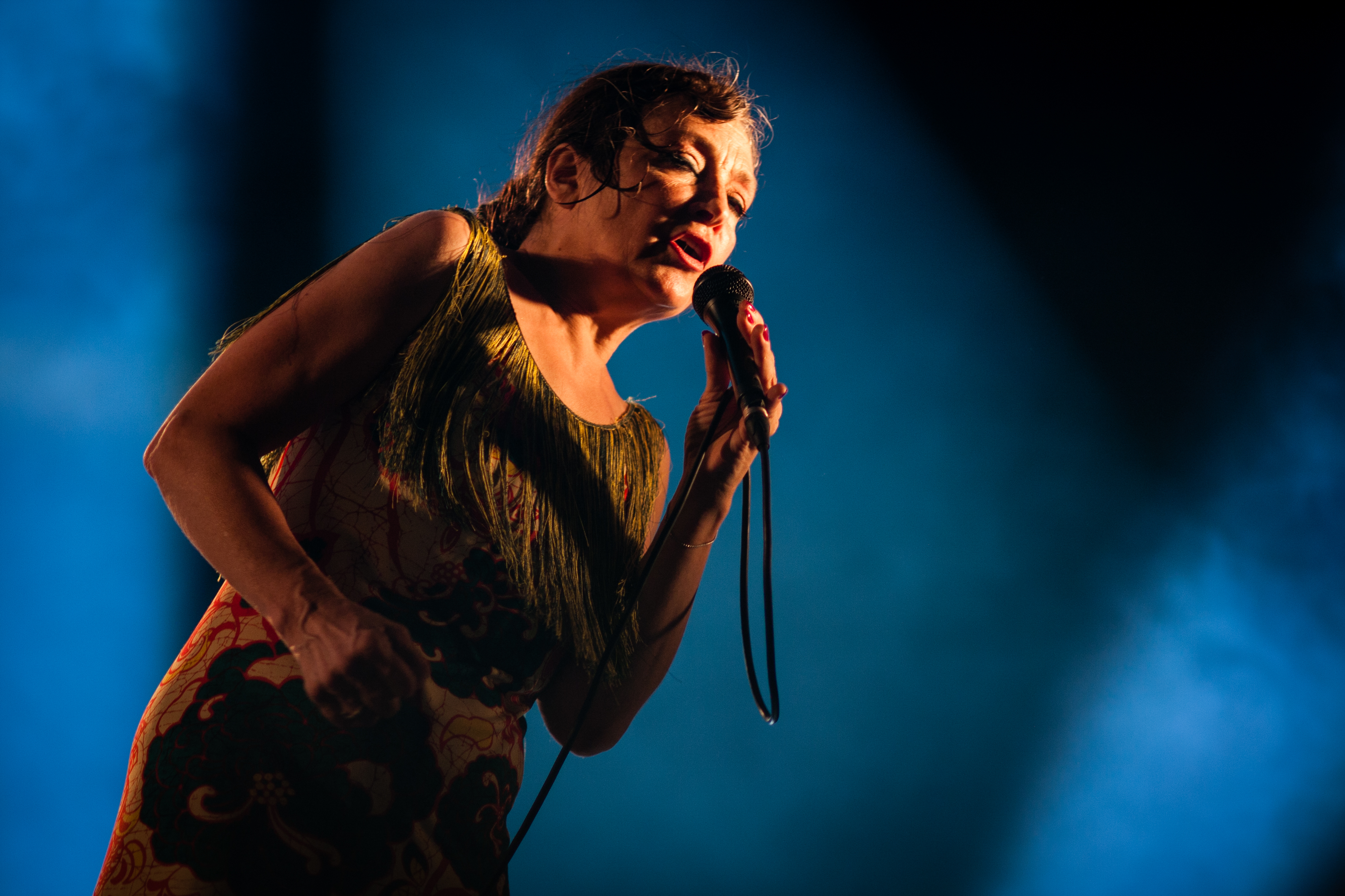 Catherine Ringer singing on stage at the Brussels Summer Festival in 2012. Photograph by Eddy BERTHIER.